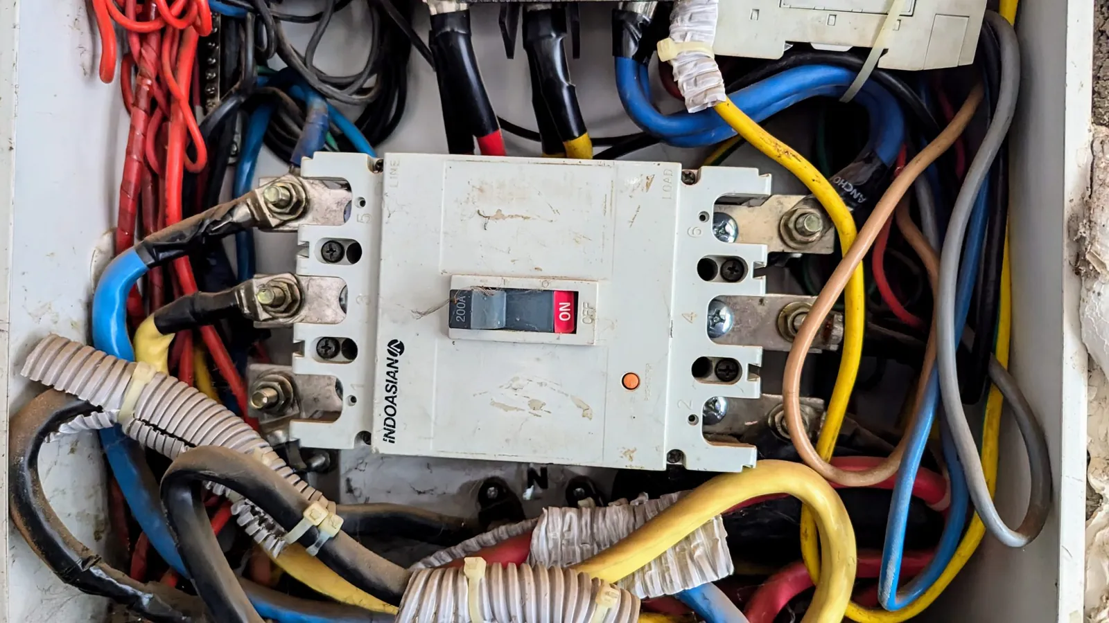 Breaker panel with coloured circuit wiring